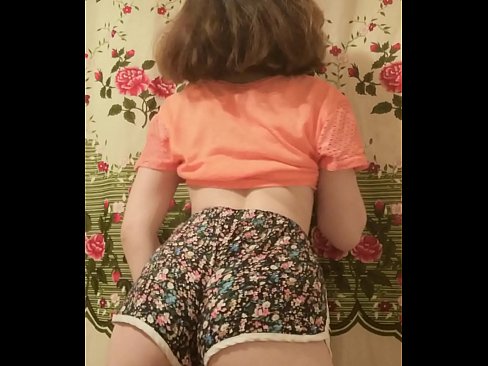 ❤️ 性感的年轻宝贝在镜头前脱下她的短裤 ☑ Quality sex